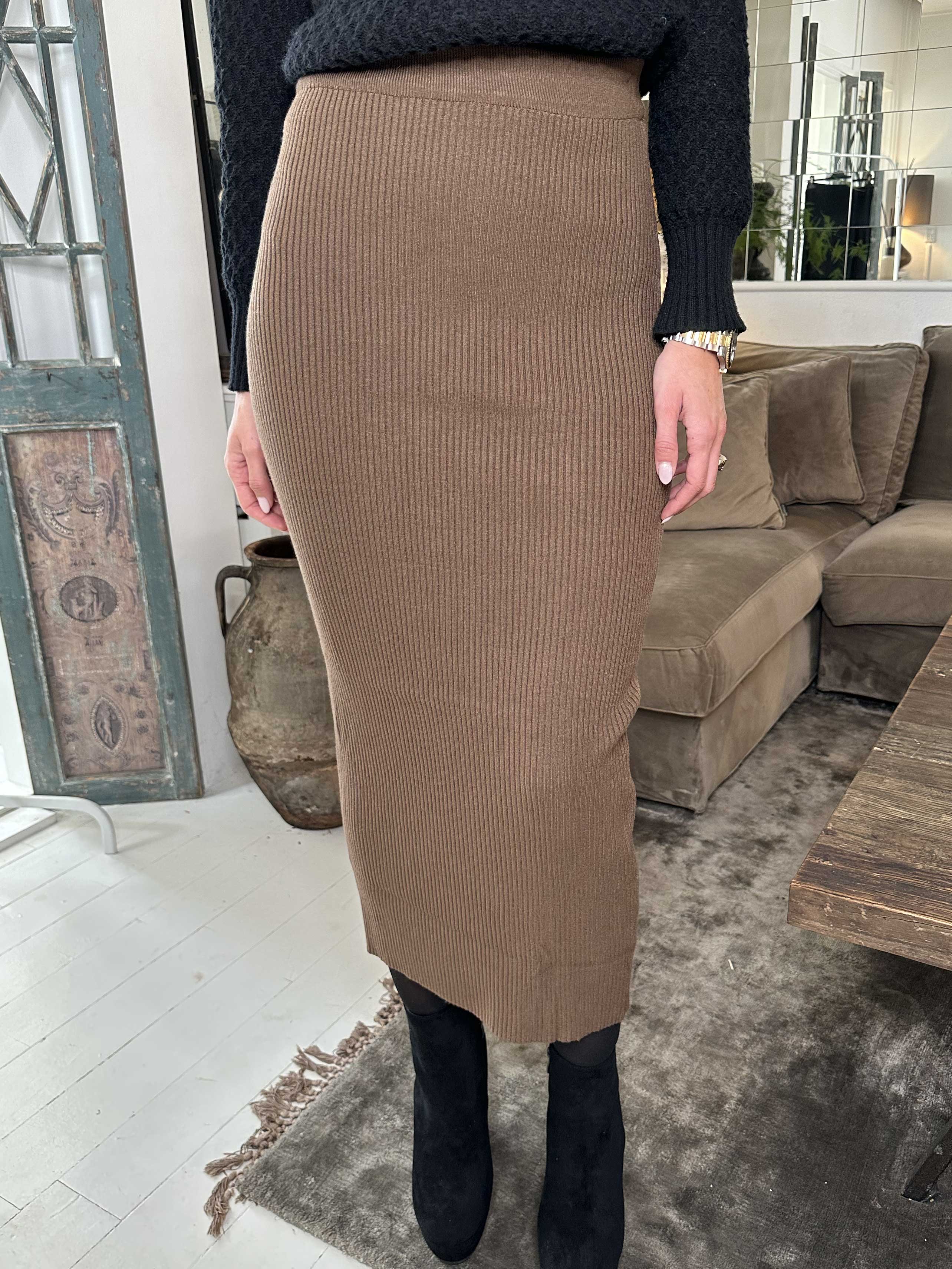 Maribel - Lang tætsiddende striknederdel